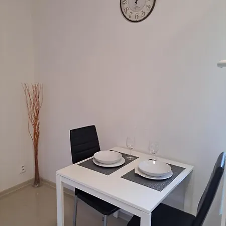 Ellen's - Air Conditioning, Free Parking *