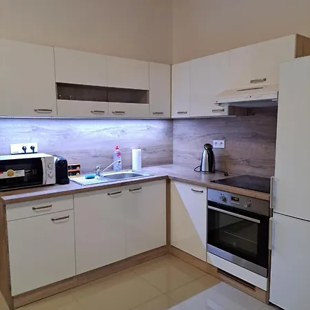 Ellen's - Air Conditioning, Free Parking Μπρατισλάβα